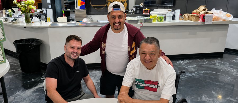 Los locutores de Los Indomables Radio en el estudio