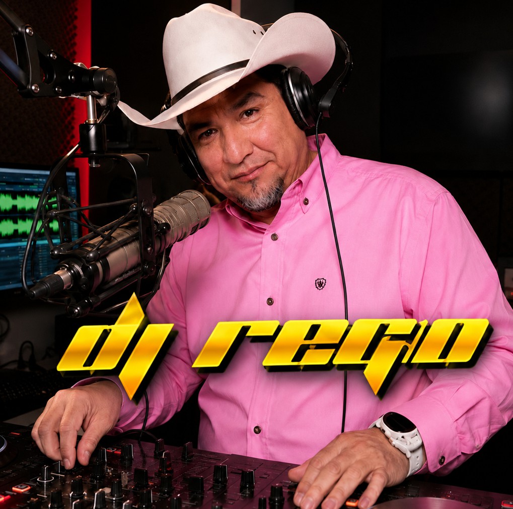 Eloy El Regio Contreras en la consola de DJ